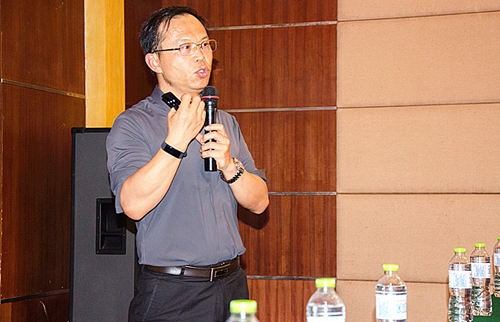 课堂上,李云教授结合人民从吃饱到吃好,从"物质文化需要"转变到"美好