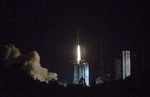5月21日5时28分，我国在西昌卫星发射中心用长征四号丙运载火箭，成功将探月工程嫦娥四号任务“鹊桥”号中继星发射升空。新华社记者才扬摄