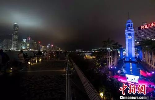 资料图：香港尖沙咀蓝色钟楼与维多利亚港夜景交相辉映。中新社记者 张炜 摄