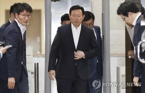 韩国明星丑闻:韩国圈丑闻惊动青瓦台 背后黑幕何时能揭开? 资料图:辛东彬。图片来源:韩联社。
