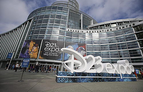 在美国加利福尼亚州阿纳海姆会展中心，人们排队进入迪士尼全球粉丝大会现场。（新华社）
