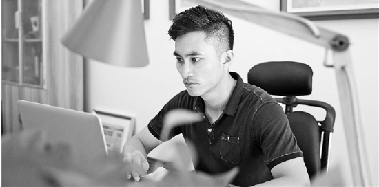 正文     原标题:林志龙:以灯为笔画滨江   林