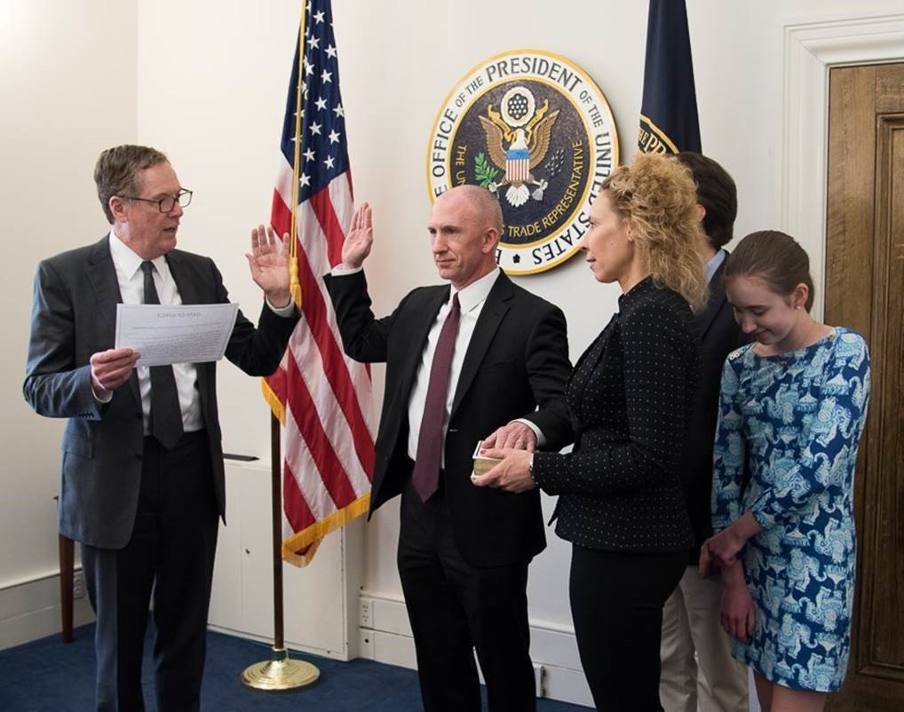 格里什（左二）跟随莱特希泽（左一）宣誓就职