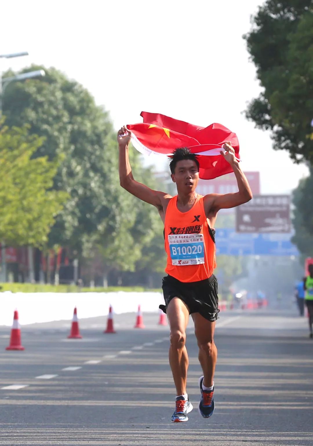 力压异国对手 以2小时44分57秒的成绩 成功斩获2018贵阳马拉松女子冠