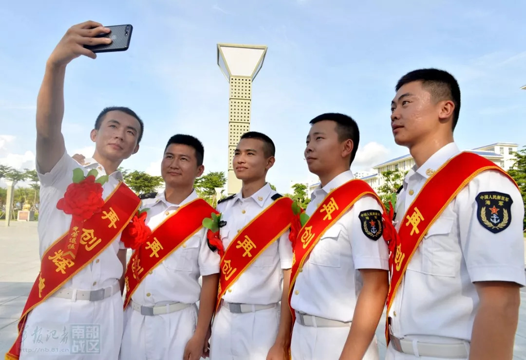 海军某联合训练基地某团举行退役士兵向军旗告别仪式