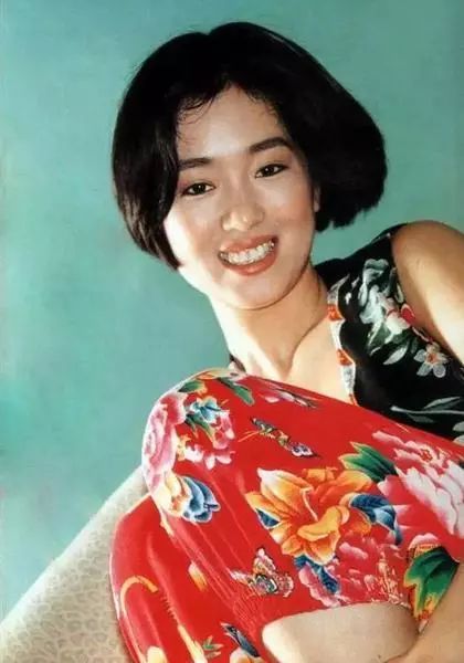 巩俐20岁旧照曝光,青涩绝美,难怪林青霞都对她羡慕不已