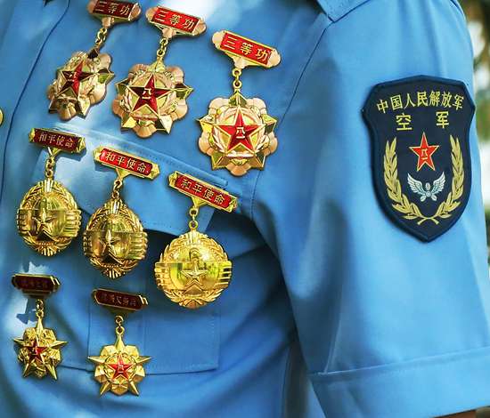 参军5年,周国宇胸前挂上了8枚军功章,他是名副其实的"兵王".