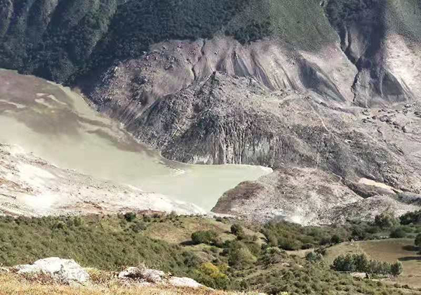 10月12日，山体滑坡致金沙江断流并形成堰塞湖，目前水位正在不断上涨。东方IC 图