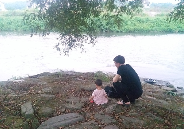 杨轩陪小侄女玩。