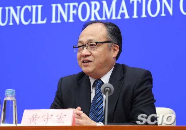 　《政府工作报告》起草组负责人、国务院研究室主任黄守宏