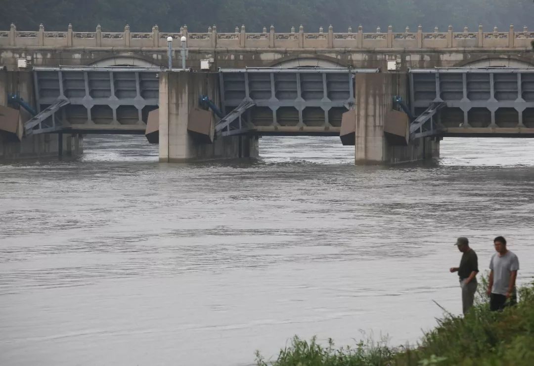 航拍:暴雨中,北京中心城區河流從通州北運河甘棠閘洩洪!