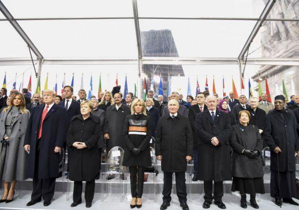  11月11日，在法国巴黎，俄罗斯总统普京（前右四）、德国总理默克尔（前左三）与美国总统特朗普（前左二）出席纪念仪式。新华社记者 陈益宸 摄