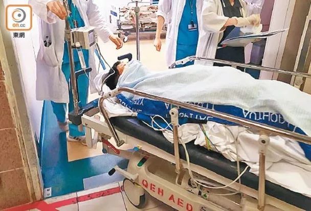 其中一名男子在医院被送往病房,图源:香港“东网”