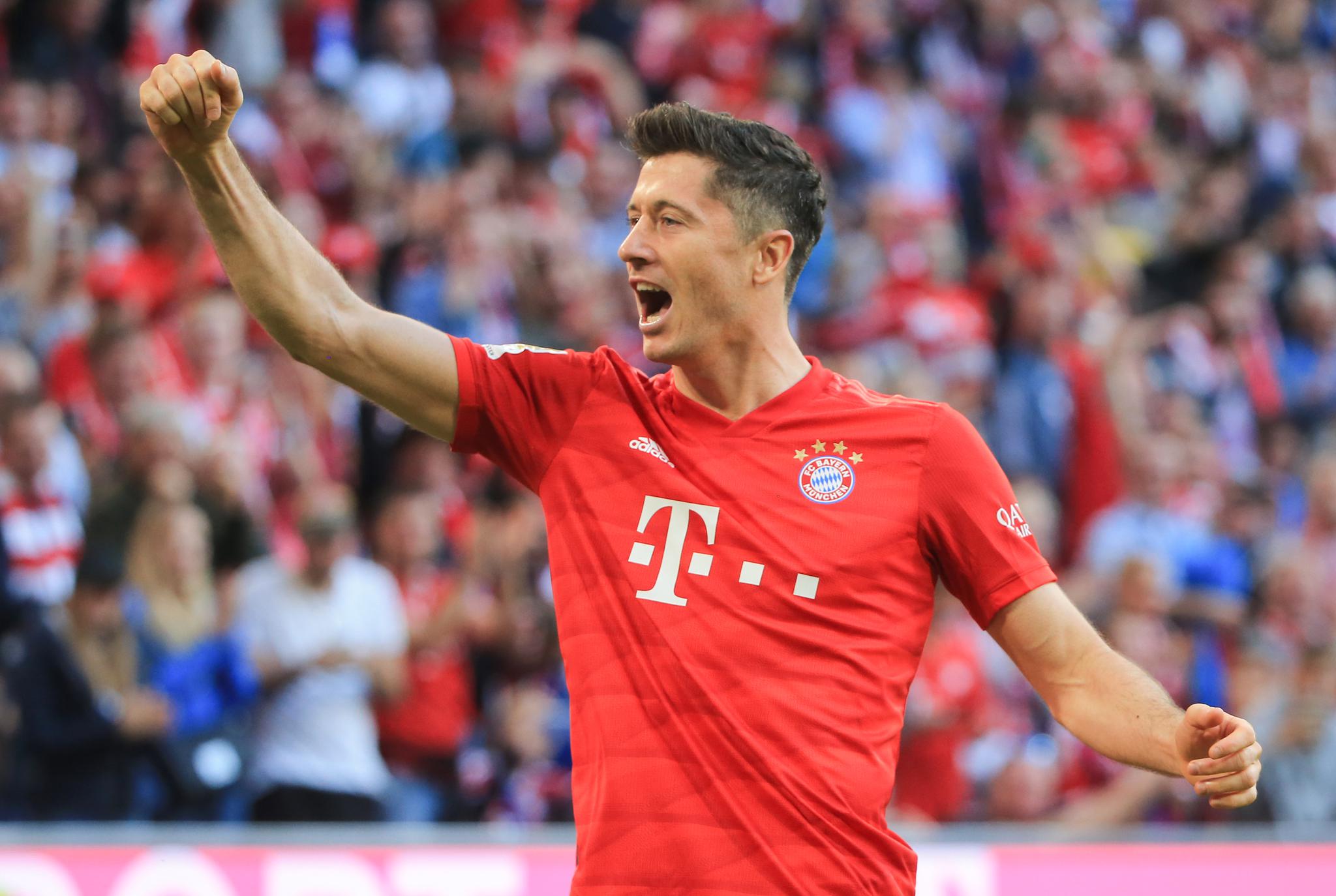 图为莱万多夫斯基在德甲比赛中庆祝进球.