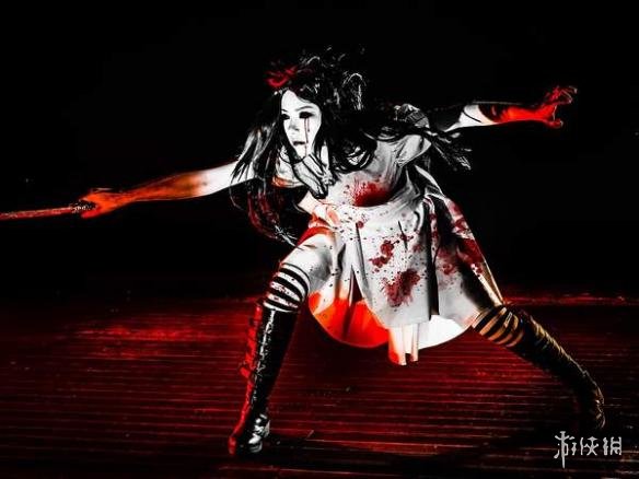 《爱丽丝疯狂回归》神级cos 美女姐姐化身嗜血萝莉!