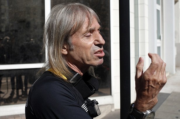 55岁的阿兰61罗伯特(alain robert)人称"法国蜘蛛侠",他凭借着高超