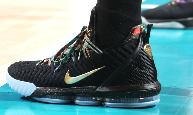 勒布朗队球员上脚球鞋:詹姆斯上脚特别版lbj16