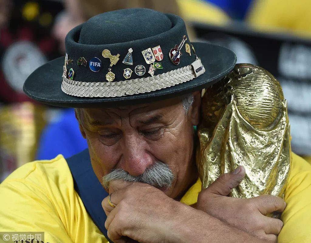 德国队,被人们称为"金杯爷爷"的巴西球迷克洛维斯-费尔南德斯失声痛哭