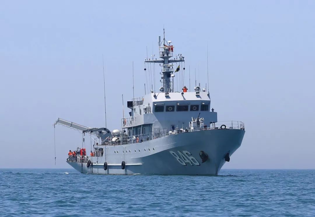 官兵迸发出战斗激情 ▲快速带缆 为期5昼夜的训练 他们进行了编队扫雷