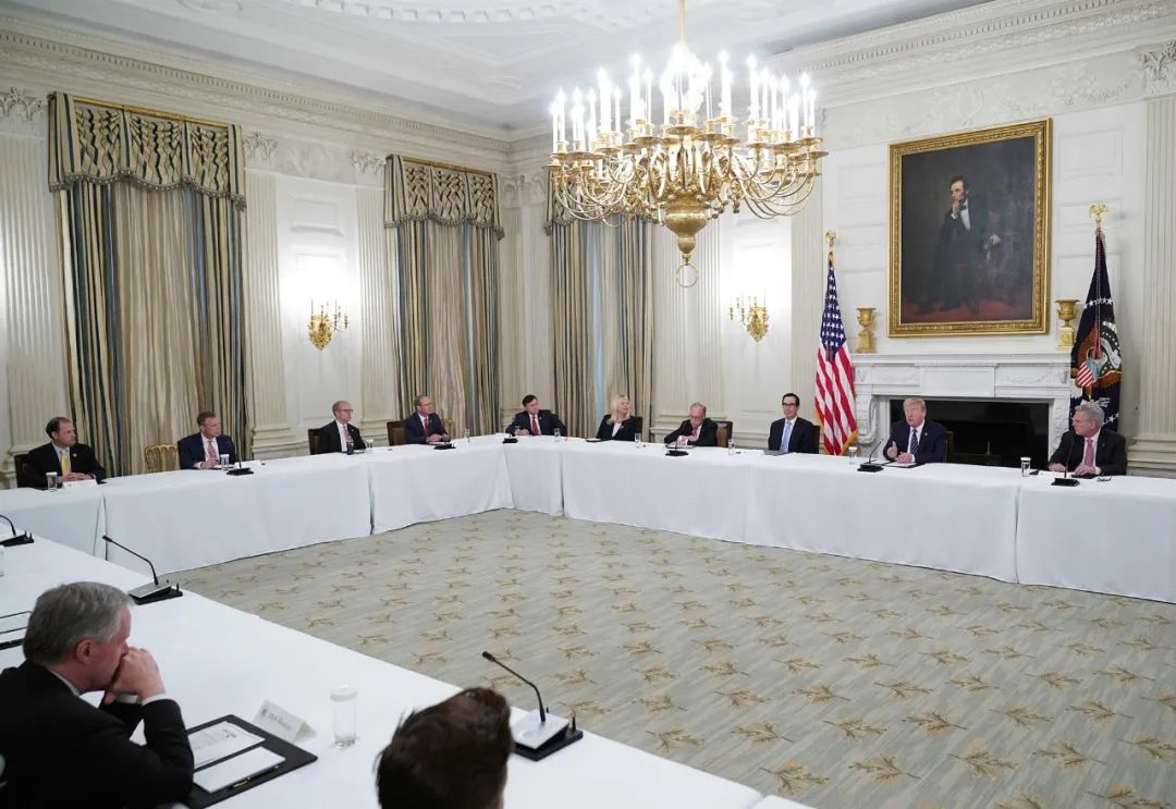 △8日下午，白宫会议现场。
