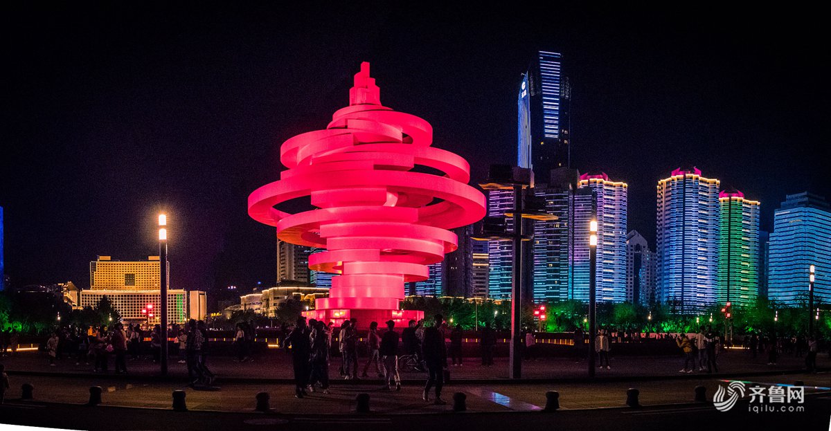 近日,以浮山湾为代表的青岛夜景在抖音上"爆红",五四广场的灯光秀更是
