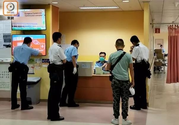  受伤警员被送往医院。来源：香港“东网”