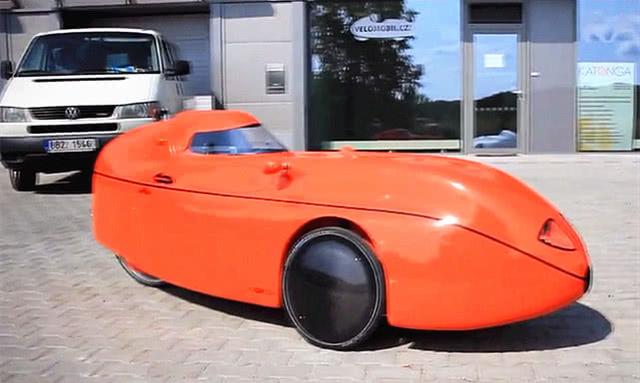 带暖风的"全封闭"自行车,现代科技感十足,一只手就能拎着走