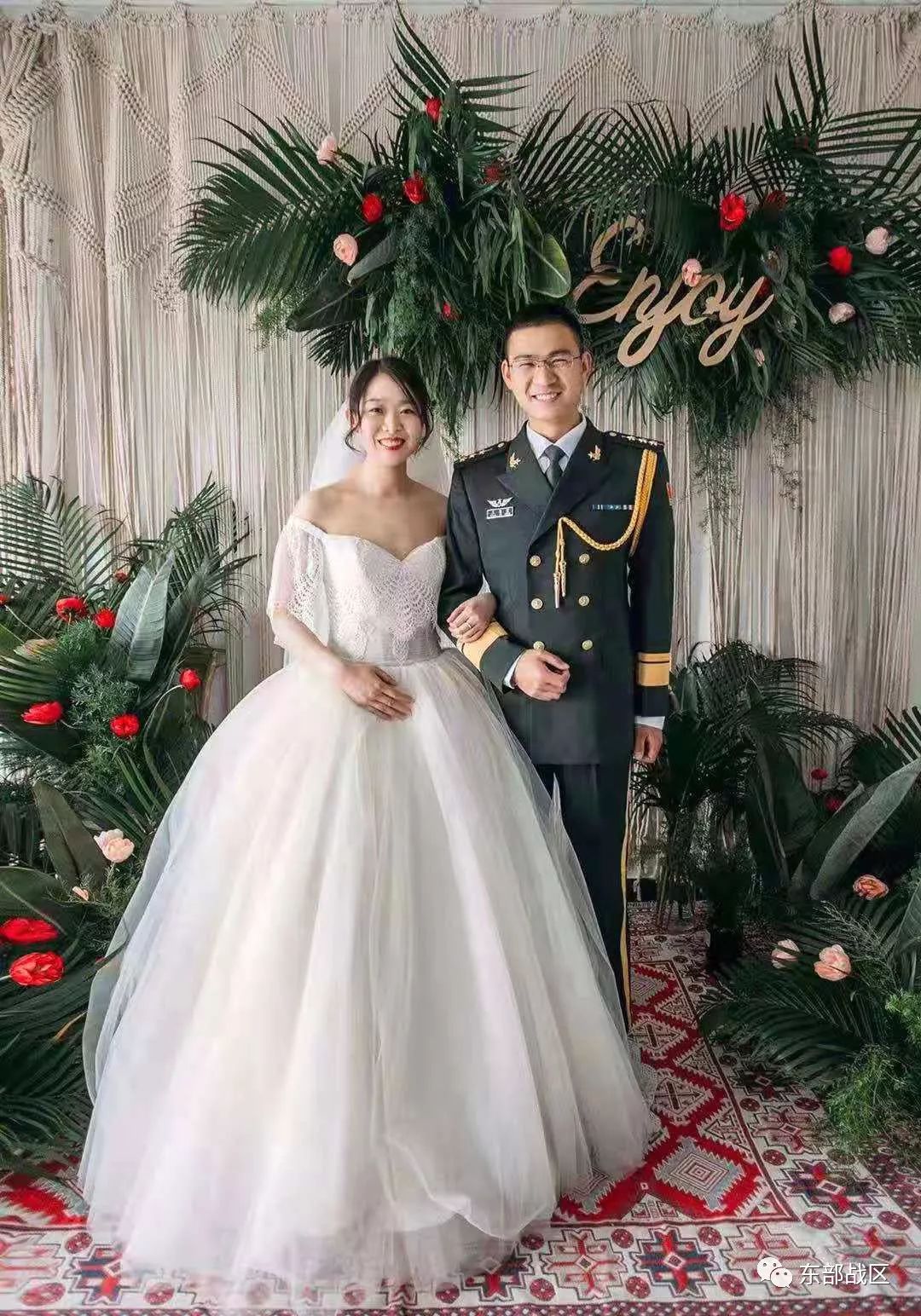 我挽着你的左手敬礼的右手就交给祖国