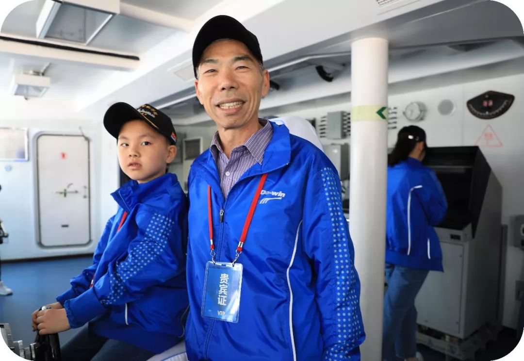 牵手网红海军小姐姐与红海行动男一号合影网友说这样的活动请多来几次