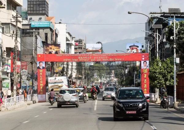 尼首都加德满都主要道路上已挂起“热烈欢迎我们尊贵的中国客人”“巍巍珠峰高耸，中尼友谊长存”等欢迎标语。新华社记者王婧嫱摄