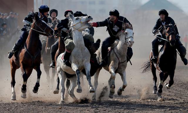 吉尔吉斯斯坦举行马背叼羊大赛庆祝传统春节