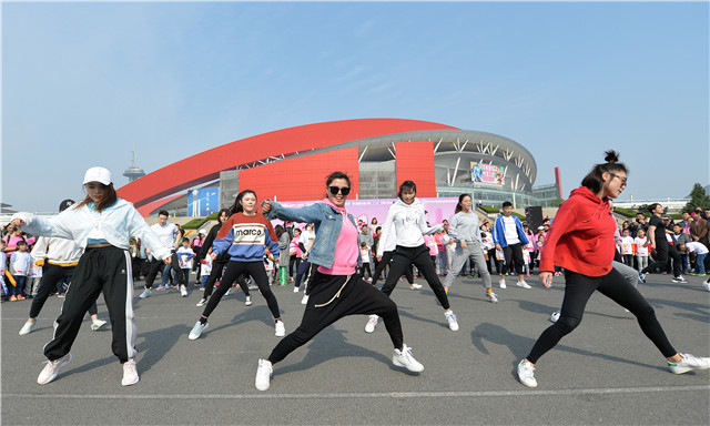 2019南京奥体中心女子粉色跑开跑,2000余名跑步爱好者奔跑在南京奥体