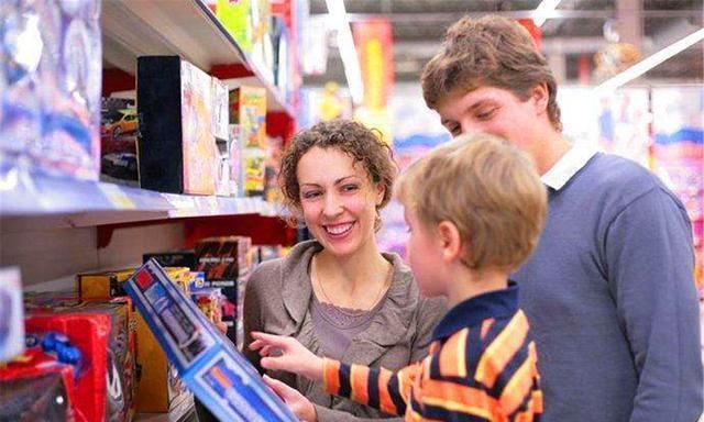 “我就是要买！”面对孩子的“购物欲”，家长可用这3种处理方式