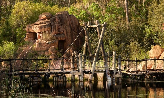 实拍已荒废18年的迪士尼乐园,如今只剩荒芜,关闭原因至今不明