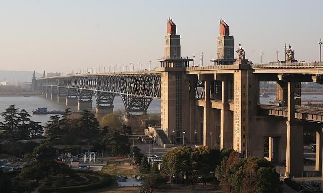 如今成为一座城市的标志性建筑|南京长江大桥|两用桥|标志性建筑_新浪