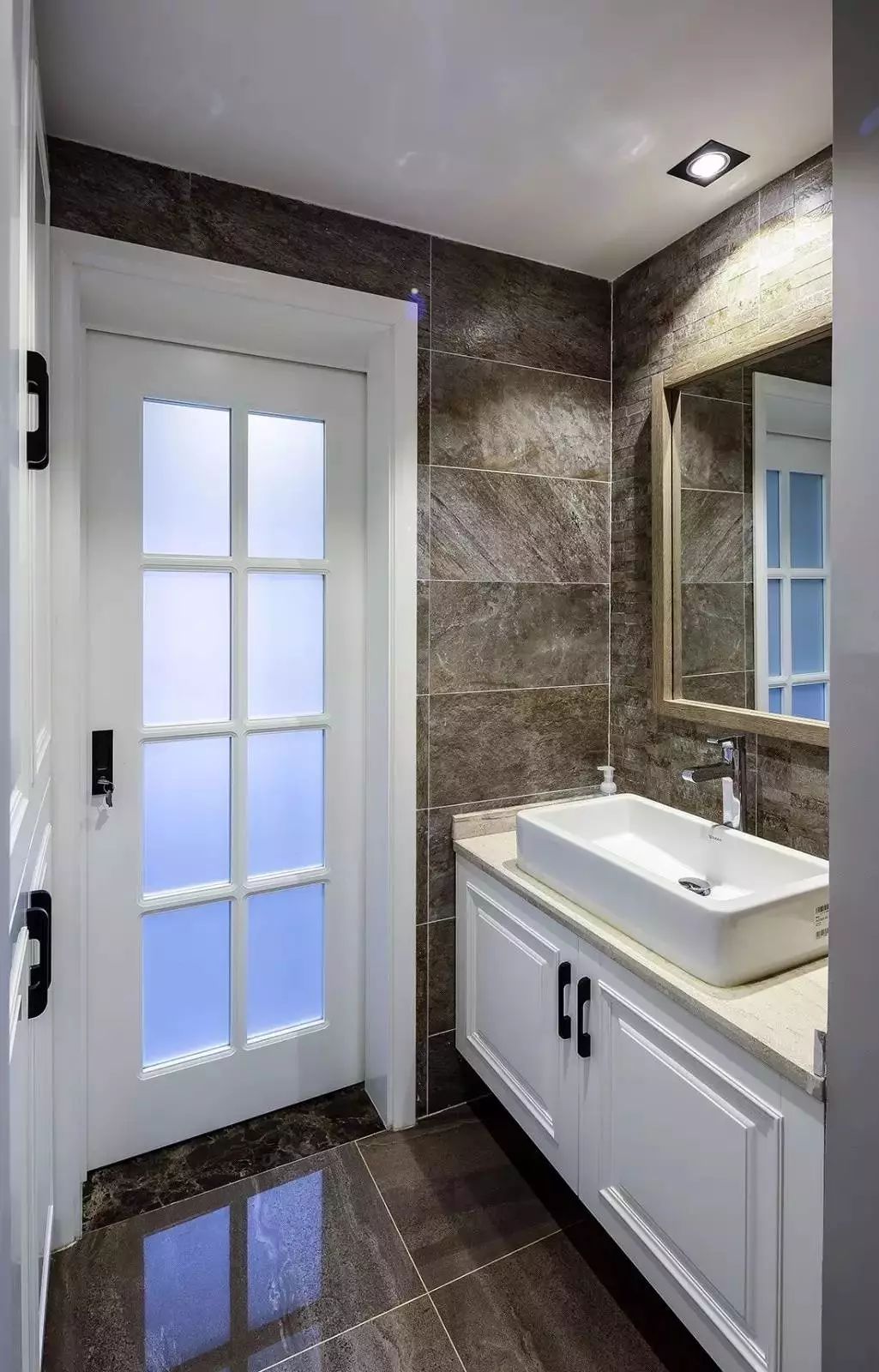 白色的吊顶采用的是防水,防潮的材质.