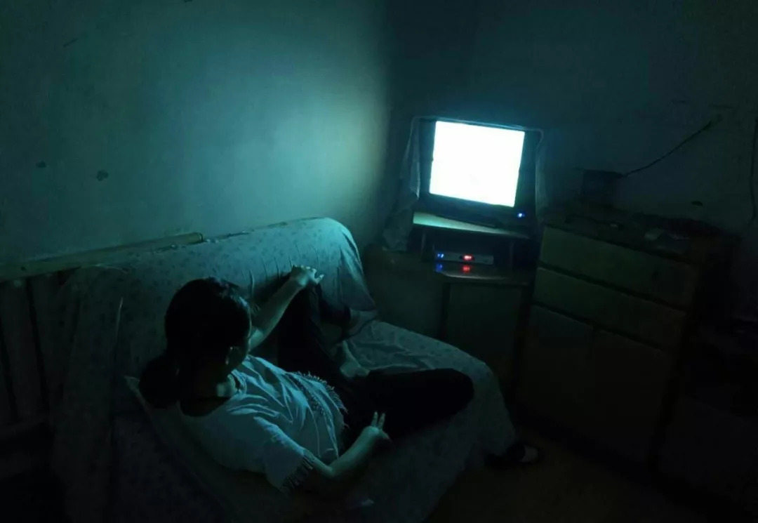 20岁女孩深夜追剧险"毁"容,你是否也在用最好的眼霜熬最迟的夜?