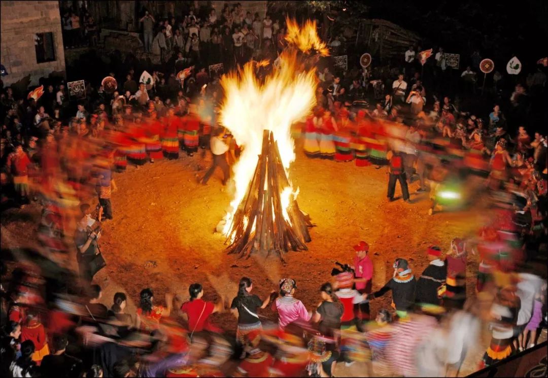 继续参加一场别具特色的篝火晚会,你可以和泸沽湖畔身着盛装的摩梭小