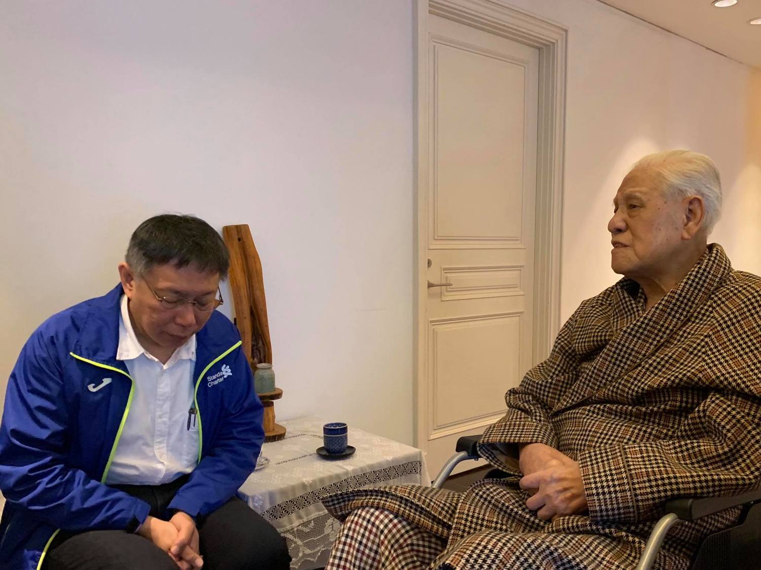 2月9日，柯文哲（左1）探望其政坛前辈李登辉（右1） 图丨台媒