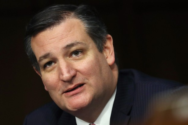 美国两名国会议员宣布自我隔离14天曾与确诊患者交谈握手