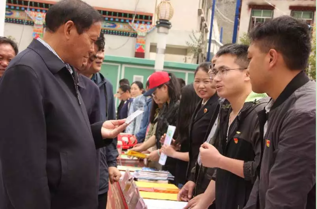 朗县纪委监委在广场集中宣传《监察法》波密县纪委监委向公职人员发放