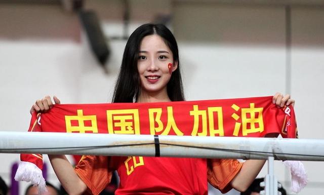 美女球迷抢镜!中国男足如果参加世界杯,首发阵
