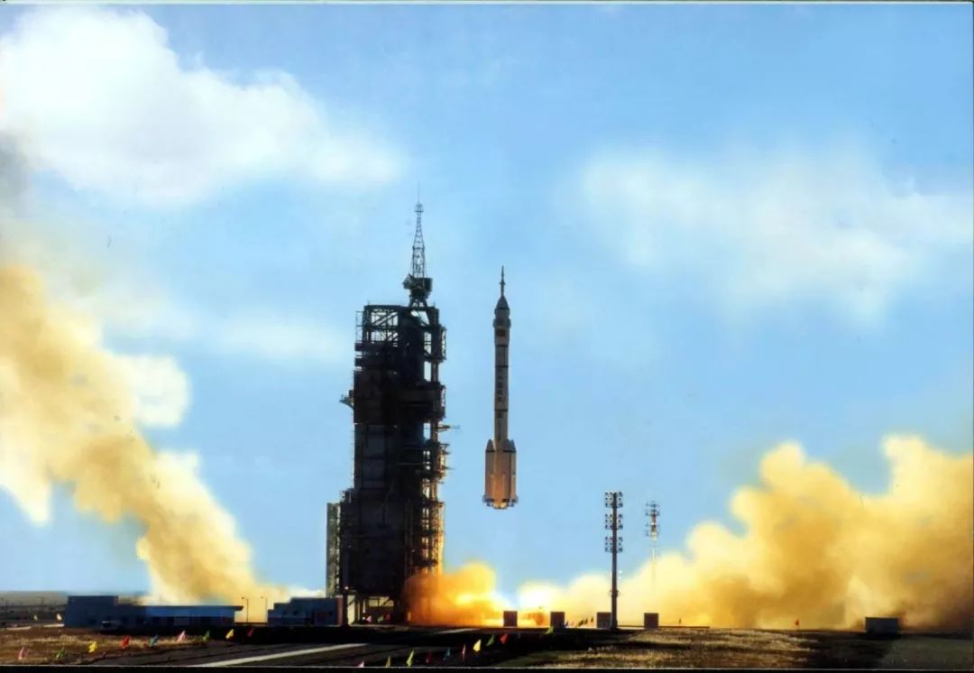 在这之后,2005年10月12日,神舟六号搭载费俊龙,聂海胜两名航天员升空.