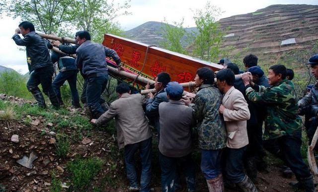 抬棺材为什么会感觉抬的棺材越来越重为什么棺材一路不能落地