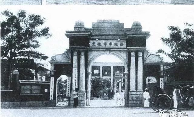 38,1939年拍摄的位于外马路的汕头市政府正大门.