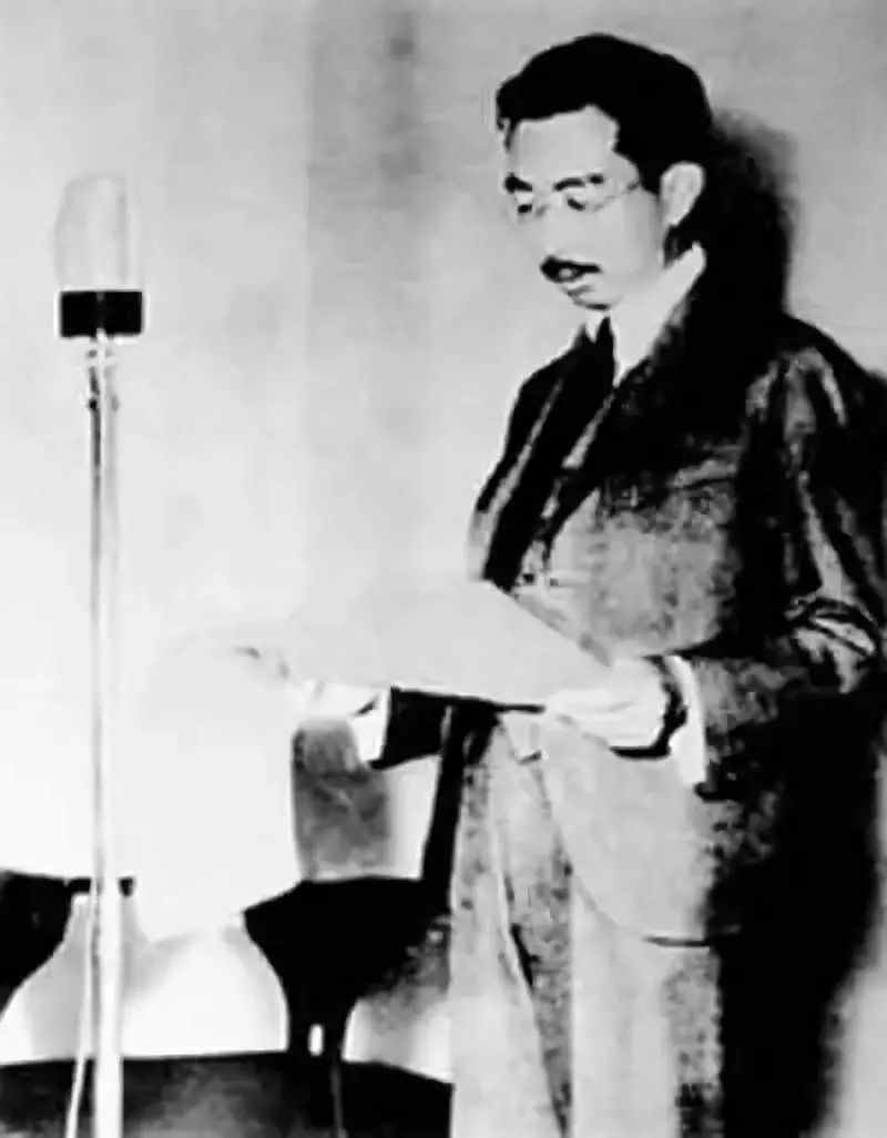 （图为1945年8月15日，日本裕仁天皇通过广播宣读《终战诏书》，宣布日本无条件投降）