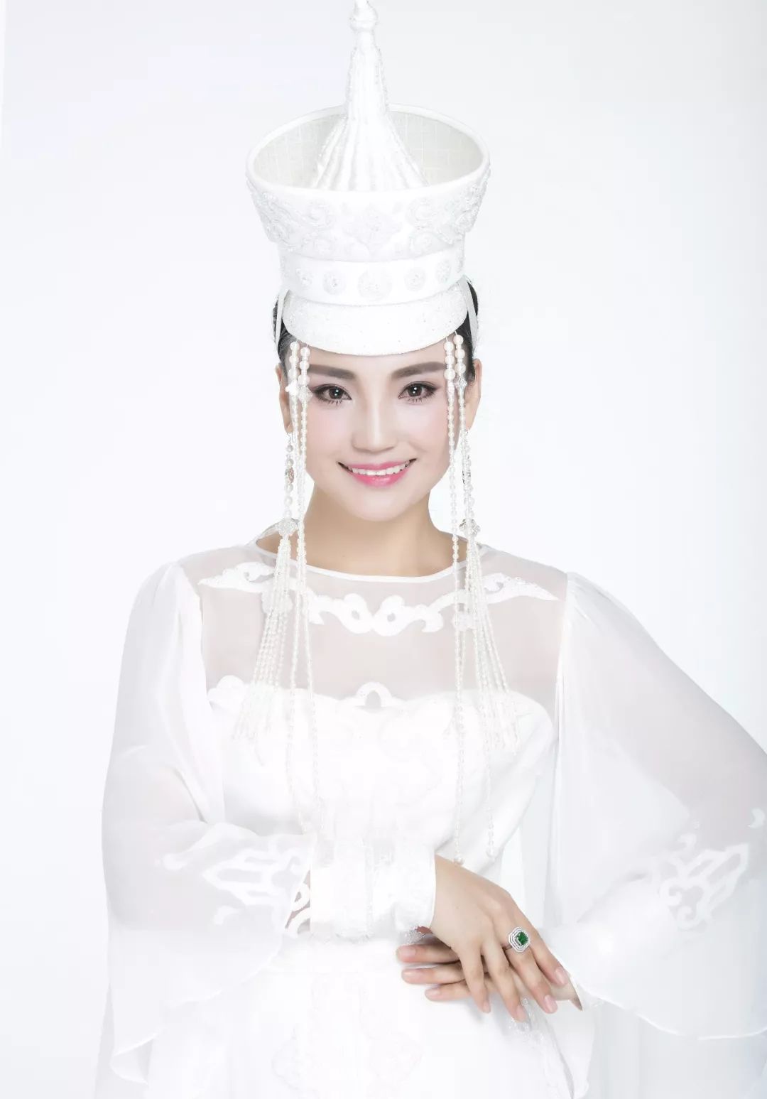 新歌发布八一节献礼草原天籁乌英嘎又推新歌戎装姑娘