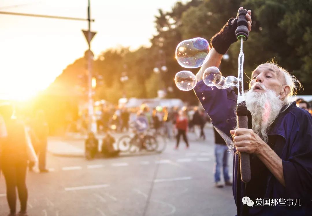 老大爷半夜逃离养老院.跑去重金属音乐节甩头蹦迪,6得飞起啊!