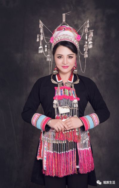 这个瑶妹的眼睛勾魂!她唱这首瑶歌动人心魄!