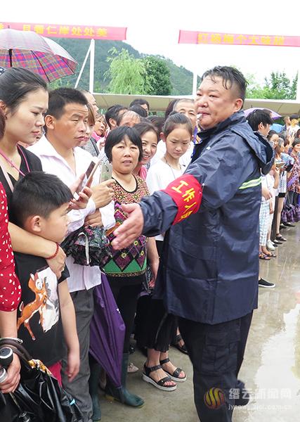 从1991年开始担任村委会主任职务,自上任就把责任扛在肩上,何伟峰把